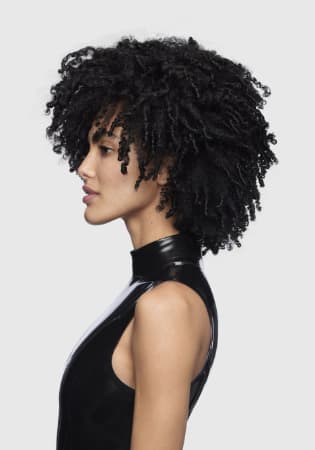 Model Small image Djerra on the loop after using the Curls expression products