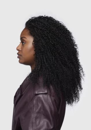 Model Small image Afafe on the loop after using the Curls expression products