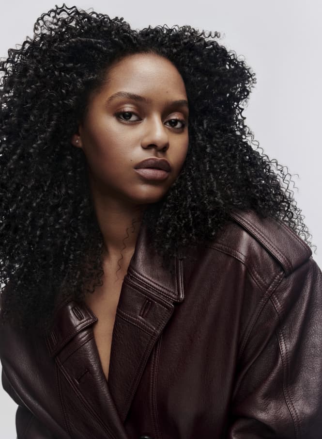 Model Big image on a side Afafe with a finished look